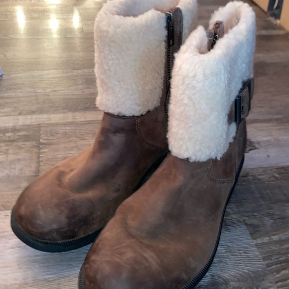 Ugg Eling Boots size 8 - Picture 1 of 4